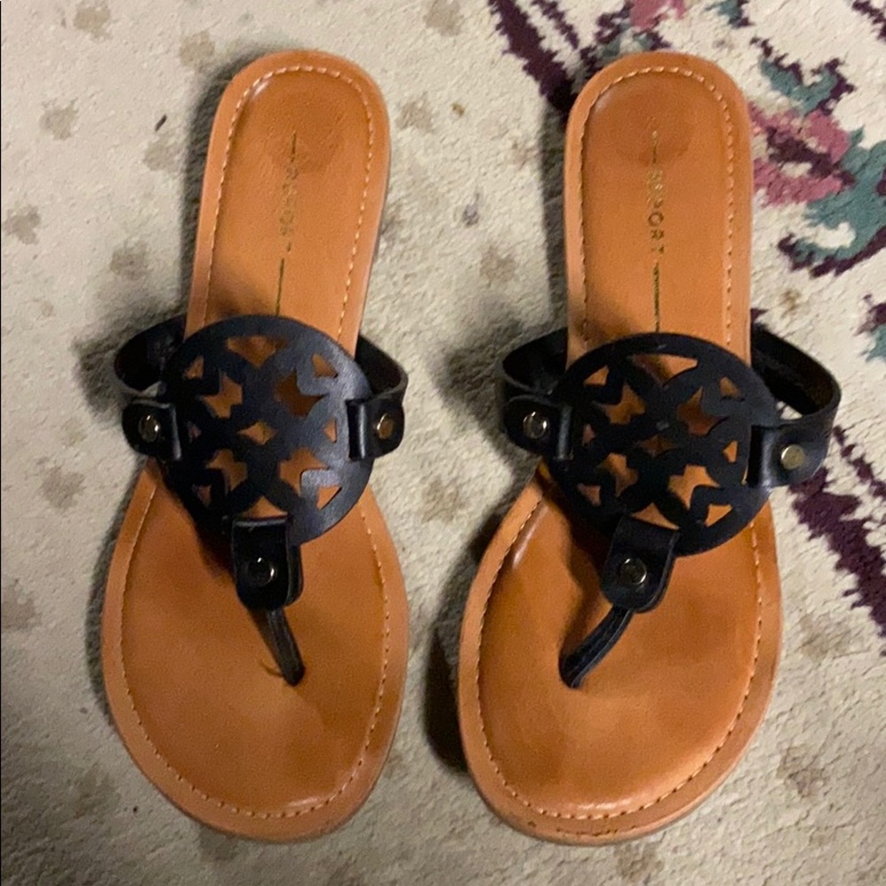 Black report sandals
